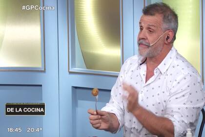 Mientras probaba un corderito salteño, el parrillero Christian Petersen recibió un comentario desafortunado.