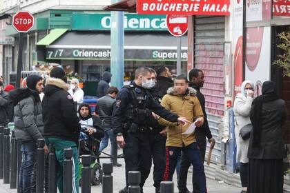 Mientras que el resto de Francia se encuentra paralizado, las calles de Saint-Denis, un barrio de clase trabajadora en las afueras de París, continúan casi tan llenas como de costumbre.