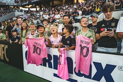 Mientras que los aficionados se han vuelto locos para comprar las camisetas Adidas del Inter de Miami con el nombre de Messi, no parece haber igual entusiasmo por la moda de calle al estilo Messi
