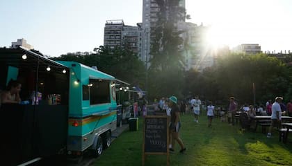 Mientras que los domingos suma un perfil más familiar, con peña, folklore y cierre con karaoke, además de foodtrucks y puestos de hidratación para recargar botellas