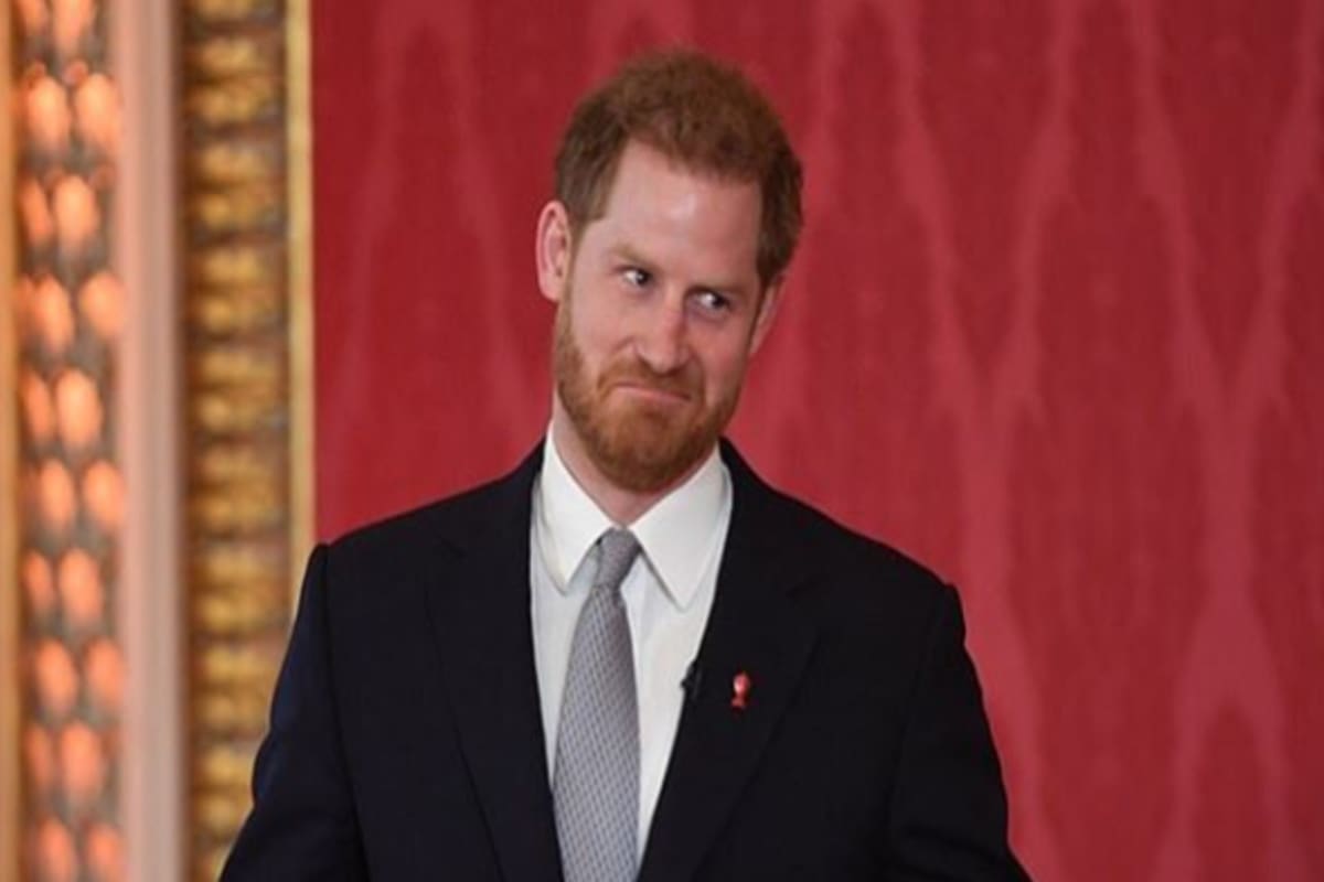 Mientras que los expertos en realeza aseguran que Harry se siente más feliz que nunca, la corona británica pareciera insistir con la idea de que el pasado fue mejor a través de imágenes con varias lecturas
