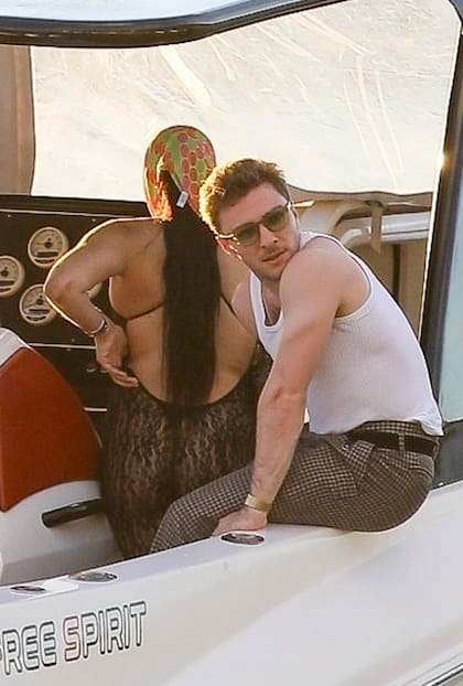Mientras que Rocco optó por un pantalón largo de tweed, musculosa blanca, lentes de sol y zapatos, Lourdes eligió un ajustado vestido transparente con encaje y un pañuelo en la cabeza