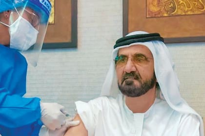 “Mientras recibo hoy la vacuna del Covid-19. Deseamos a todos seguridad y buena salud y estoy orgulloso de nuestros equipos que han trabajado incansablemente para que esta vacuna esté disponible en Emiratos. El futuro siempre será mejor en Emiratos”, escribió en su Instagram