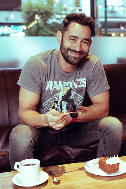 Mientras recorre el país con la obra Sinvergüenzas, piensa en el futuro: "aunque siempre tuve la idea de estudiar teatro, nunca había pensando en trabajar de actor, más bien como un complemento para mi profesión de locutor y conductor, que tiene mucho de actuación. Pero ahora creo que podría estar muy bueno estudiar teatro, tener un maestro e involucrarme con la profesión".