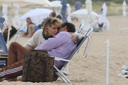 Mientras se acercaba a su novio, el economista Guillermo Freire, la modelo notó la presencia de los paparazzi en la playa de José Ignacio