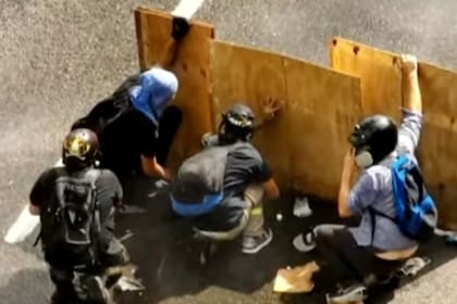 Mientras se debate la reforma laboral en el Senado, se producen enfrentamientos entre manifestantes y la Policía en las inmediaciones del Congreso