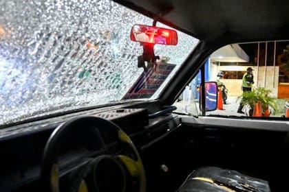 Mientras se desarrollaba el funeral de los cinco jóvenes en Cali, se detonó una granada en una comisaría cercana.