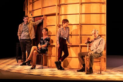 Mientras se estrenaba Felicidades en El Nacional, Pablo Seijo, Susana Pampín, Alejandra Flechner y Horacio Acosta (los de la foto) hacían funciones de La obra, otro montaje de Pensotti con el Grupo Marea, en una gira que comenzó en el Piccolo de Milán y terminó en una ciudad de Lituania