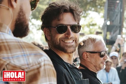 Mientras se prepara para filmar la comedia "Is this thing on?" junto a Will Arnet, Cooper pone toda su energía en la promoción de sus populares sándwiches.