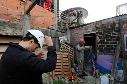 Mientras se realizaba la mudanza, un grupo de obreros comenzó a desmantelar la casa de la familia para evitar que sea usurpada