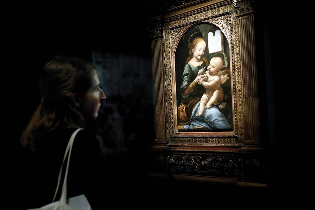 Mientras se suceden las exhibiciones por los 500 años de su muerte, la obra del florentino ofrece claves para pensar esta época. En la imagen, una mujer observa una de sus obras, en el marco de la gran muestra que por estos días le dedica el Louvre