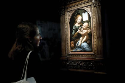 Mientras se suceden las exhibiciones por los 500 años de su muerte, la obra del florentino ofrece claves para pensar esta época. En la imagen, una mujer observa una de sus obras, en el marco de la gran muestra que por estos días le dedica el Louvre