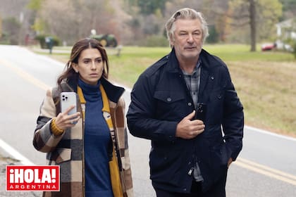 Mientras sigue de cerca los pasos de la investigación policial, Alec Baldwin recibe el apoyo incondicional de su mujer desde hace ocho años, Hilaria Thomas.