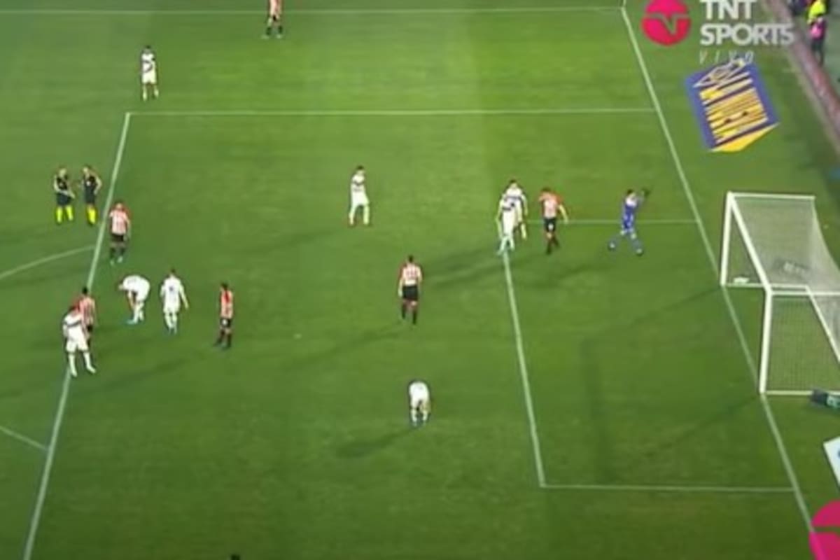 Mientras sobre la izquierda se ve a Patricio Loustau celebrando con uno de sus colaboradores haber tenido un clásico en paz, Rodrigo Rey -arquero de Gimnasia- empieza a saludar a los hinchas de Estudiantes