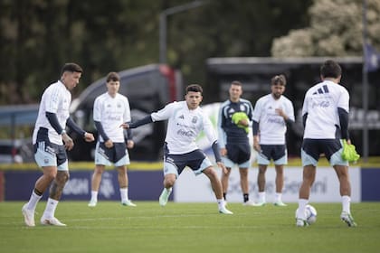 Mientras tanto, la selección argentina se entrenó con normalidad en el Predio Lionel Andres Messi de la AFA en Ezeiza