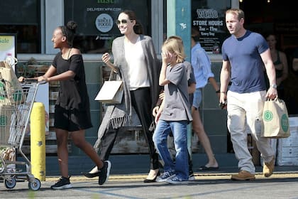Mientras tanto, su exesposa, Angelina Jolie, sale de compras con sus hijos