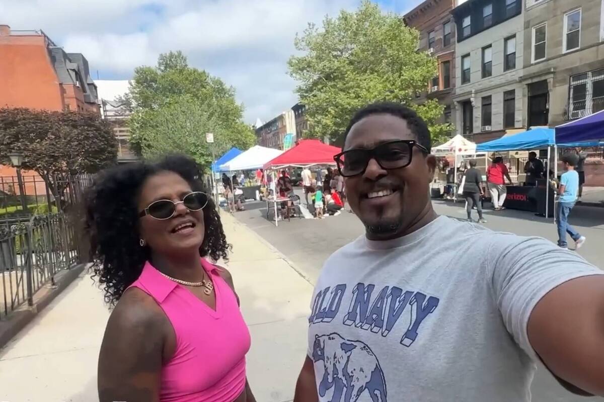 Mientras Times Square atrae a visitantes durante todo el año, el verdadero espíritu festivo del verano en Nueva York se vive en las calles de Brooklyn o El Bronx, donde comunidades latinas organizan las llamadas "Block Parties"