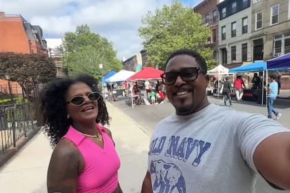 Mientras Times Square atrae a visitantes durante todo el año, el verdadero espíritu festivo del verano en Nueva York se vive en las calles de Brooklyn o El Bronx, donde comunidades latinas organizan las llamadas "Block Parties"