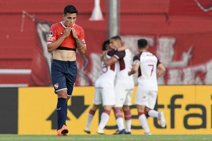 Mientras Tomas Belmonte de Lanús celebra su gol, independiente se lamenta por la derrota parcial.