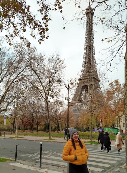 Mientras trabajaba en el aeropuerto, Adriana soñaba con viajar por primera vez a Europa, un deseo que, por momentos, parecía lejano.