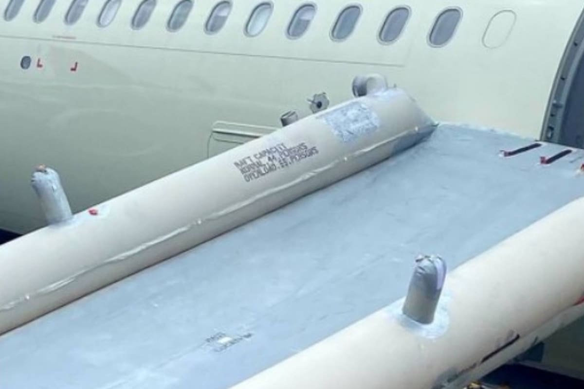 Mientras un avión se disponía a despegar, una pareja abrió la puerta de emergencia, activó el tobogán y se lanzó.