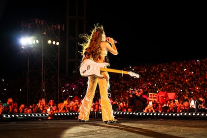 Mientras una considerable cantidad de público asistía al teatro, en estadio Mundialista unas 35.000 presenciaron el primer show del año de Emilia Mernes