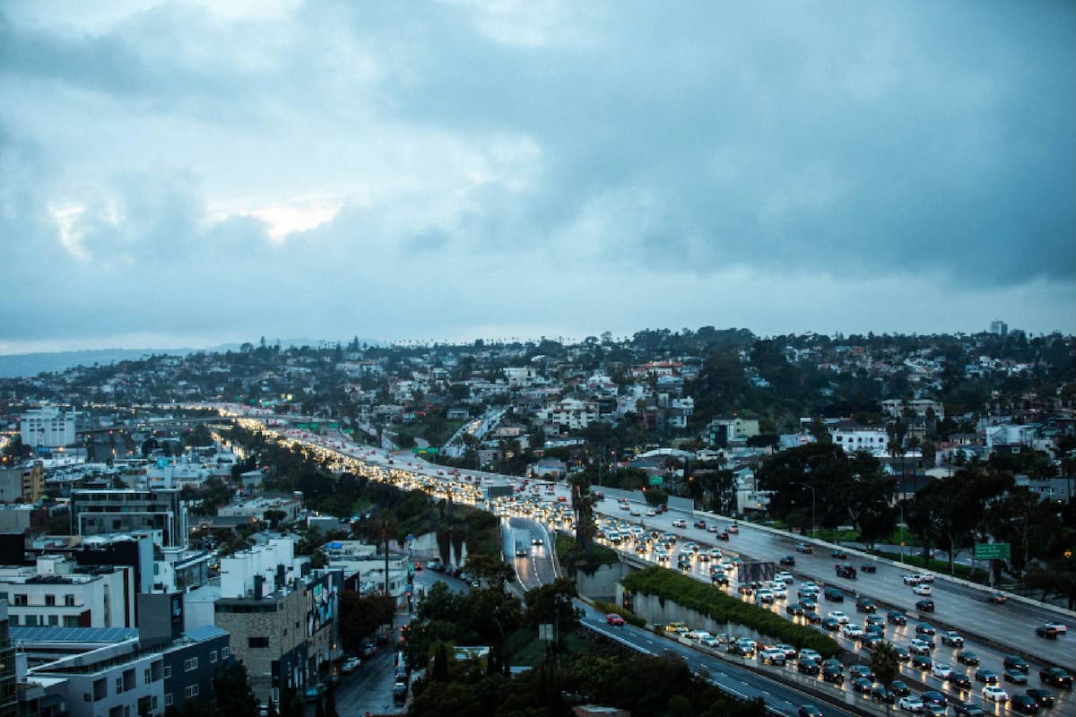 Mientras una histórica tormenta invernal y una masa de aire ártico avanzan sobre las Grandes Llanuras y el noreste de EE. UU., California experimenta un escenario de contraste con temperaturas ligeramente inferiores a lo normal