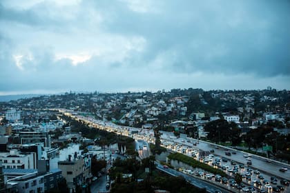 Mientras una histórica tormenta invernal y una masa de aire ártico avanzan sobre las Grandes Llanuras y el noreste de EE. UU., California experimenta un escenario de contraste con temperaturas ligeramente inferiores a lo normal