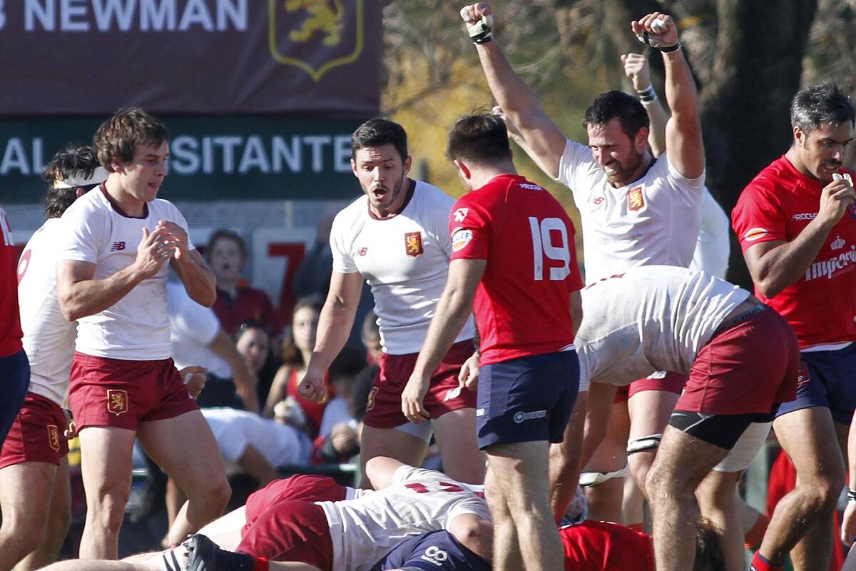 Mignone, Gutiérrez Taboada y Uranga festejan el segundo try de Gosio, tapado por Brandi en la escena