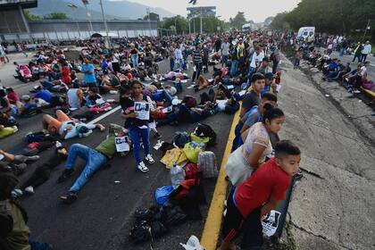 Migrantes bloquean la carretera durante su caravana a través de Huixtla, México, el miércoles 8 de noviembre de 2023. (AP Foto/Edgar Clemente)