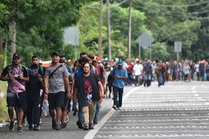 Migrantes caminan por Tapachula, estado de Chiapas, México, el miércoles 20 de noviembre de 2024, con la esperanza de llegar a la frontera con Estados Unidos. (Foto AP/Edgar H. Clemente)