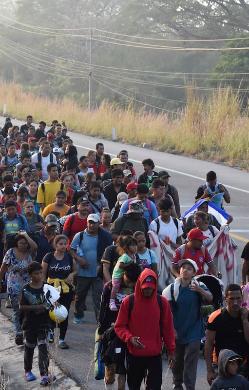 Migrantes caminan por una autopista hacia Arriaga, Chiapas, estado sureño de México, el lunes 8 de enero de 2024, en una caravana que se dirige hacia la frontera norte con Estados Unidos. (AP Foto/Édgar H. Clemente)