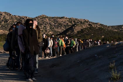 Migrantes chinos esperan ser procesados tras cruzar la frontera con México