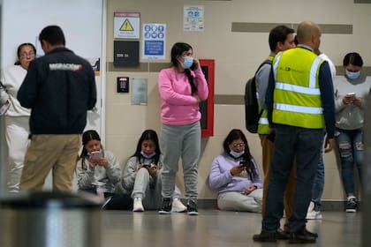 Migrantes colombianos deportados de Estados Unidos esperan dentro del aeropuerto El Dorado en Bogotá, Colombia