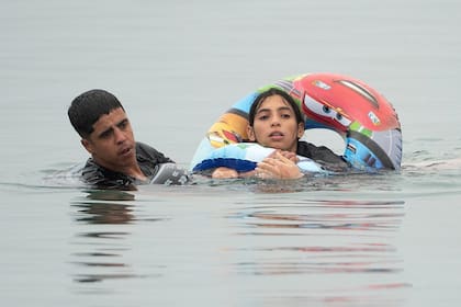 Migrantes cruzan a nado a Ceuta desde Marruecos