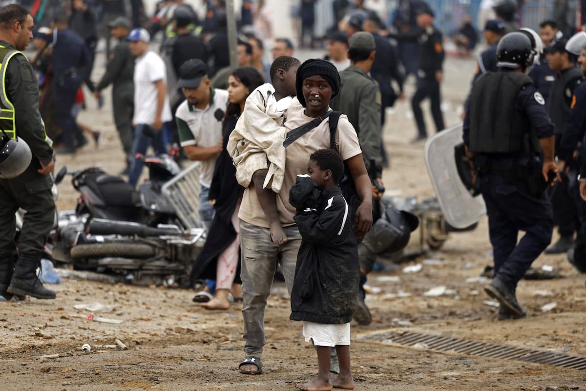 Migrantes cruzan desde Marruecos hacia el enclave español
