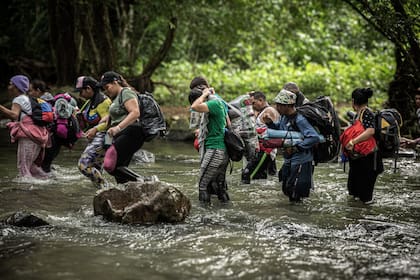 Migrantes cruzan la selva del Darién en su intento por llegar a Estados Unidos; las nuevas deportaciones buscan disuadir esta peligrosa ruta