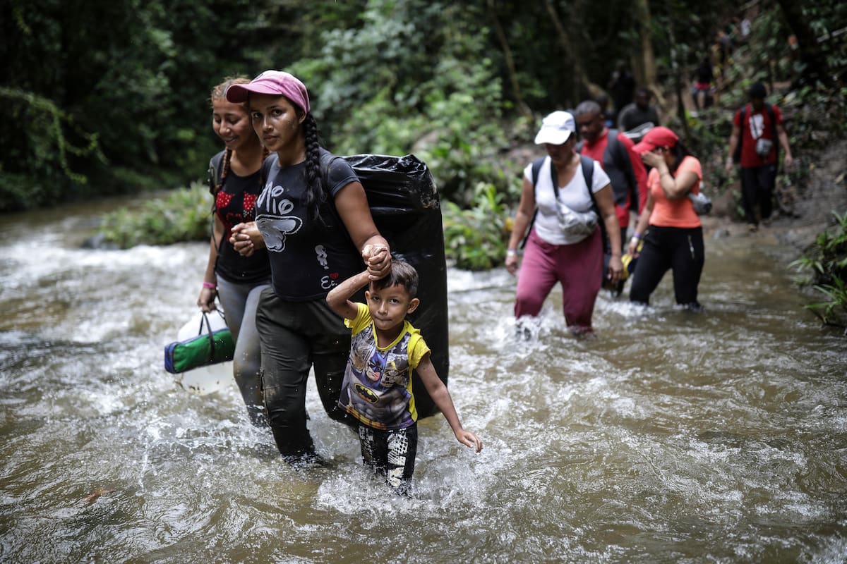 Migrantes cruzan un río mientras en el Darién, desde Colombia a Panamá, con la esperanza de llegar a Estados Unidos, en mayo de 2023. (AP Foto/Iván Valencia)