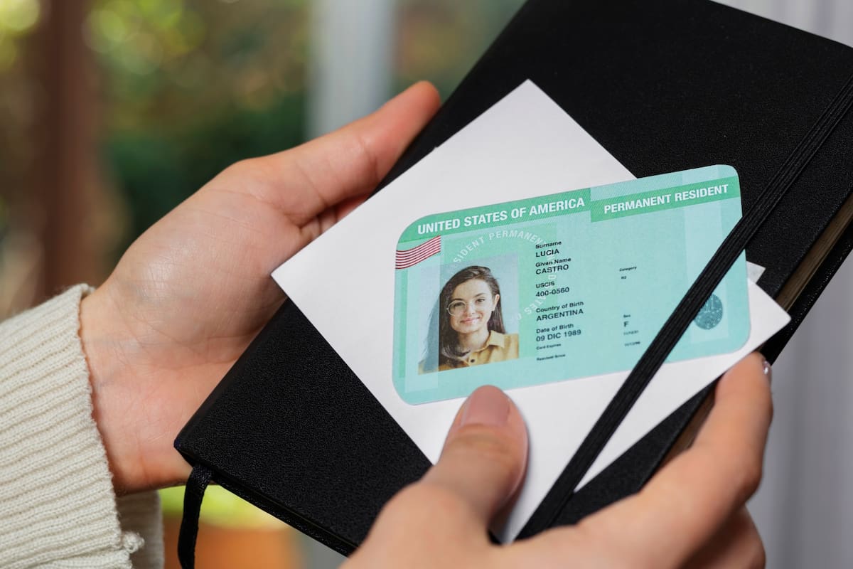 Migrantes de ciertos países tienen suspendido el reemplazo de la green card