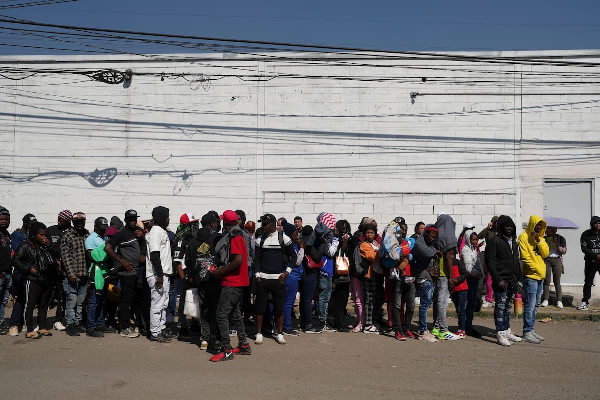 Migrantes de Haití hacen fila frente a la Comisión Mexicana de Ayuda a Refugiados (COMAR) para solicitar asilo en México, en Ciudad de México, el 28 de enero de 2025.