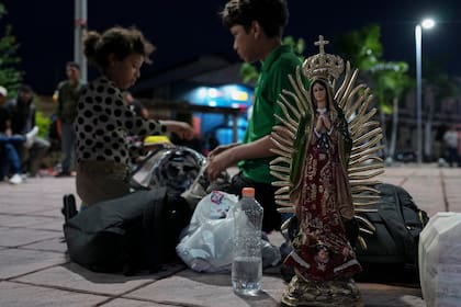 Migrantes de Honduras se preparan para unirse a una caravana que partió de Tapachula, en el sur de México, con la esperanza de llegar a la frontera norte del país y, luego, a Estados Unidos, el martes 5 de noviembre de 2024. (Foto AP/Moises Castillo)