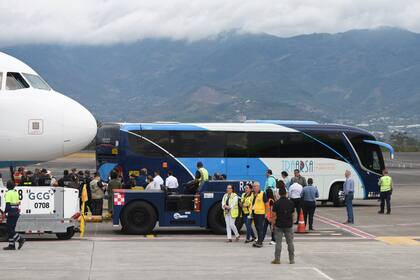 Migrantes deportados por EE.UU. podrán quedarse seis meses y trabajar en Costa Rica