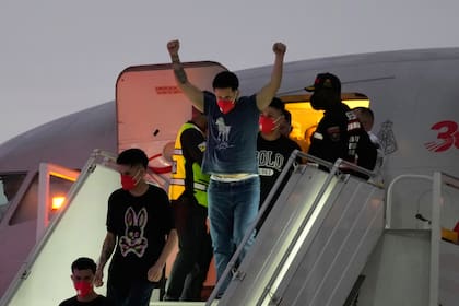 Migrantes deportados por Estados Unidos a El Salvador llegan al Aeropuerto Internacional Simón Bolívar, en Maiquetia, Venezuela, el 18 de julio de 2025.
