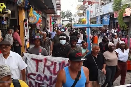 Migrantes deportados y activistas recrearon en Tapachula el camino de la cruz para visibilizar los abusos, extorsiones y la vulnerabilidad extrema que enfrentan en su tránsito por el sur de México