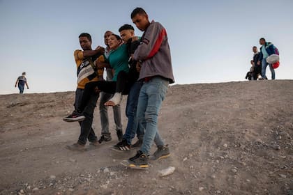 Migrantes en la frontera de El Paso, Texas. (Photo by JOHN MOORE / GETTY IMAGES NORTH AMERICA / Getty Images via AFP)