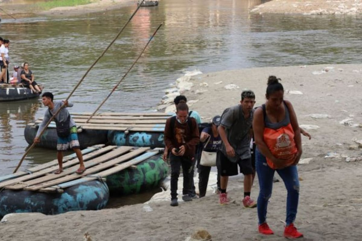 Migrantes en la frontera entre Guatemala y México