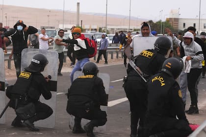 Migrantes extranjeros chocan con la policía peruana en la frontera con Chile
