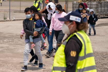 Migrantes guatemaltecos que fueron deportados desde Estados Unidos desembarcan en el Aeropuerto Internacional La Aurora en la Ciudad de Guatemala, el jueves 11 de mayo de 2023. Guatemala espera recibir varios vuelos de deportados de Estados Unidos el jueves mientras Estados Unidos se prepara para levantar las restricciones de asilo relacionadas con la pandemia (Foto AP/Santiago Billy)