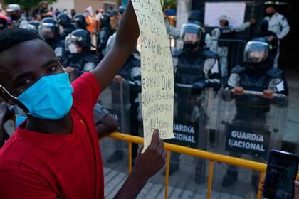 Migrantes haitianos protestan por el trato recibido por funcionarios de inmigración en Tapachula, estado de Chiapas, México, el lunes 6 de septiembre de 2021.  (AP Foto/Marco Ugarte)