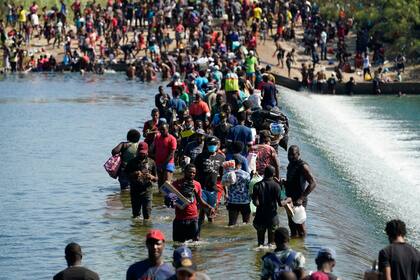 Migrantes haitianos usan una represa para cruzar entre México y Estados Unidos el viernes 17 de septiembre de 2021 en Del Rio, Texas. (AP Foto/Eric Gay)